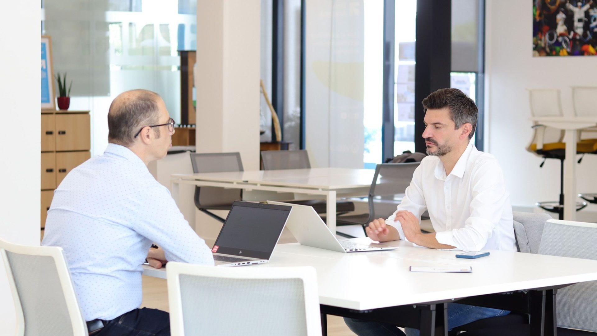 Frédéric Durand et Stéphane Dessenne Frédéric Durand et Stéphane Dessenne travaillant autour d'une table à Terra Academia pour l'incubateur HEA Baudimont