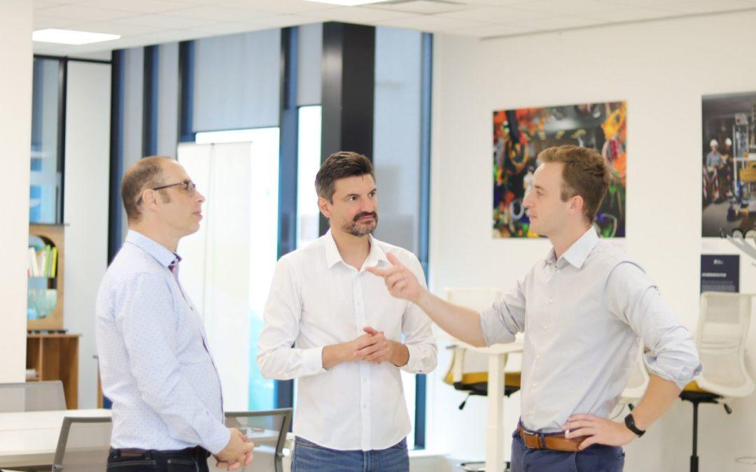Frédéric Durand, Stéphane Dessenne et Tanguy Vaast en grande discussion dans les locaux de Terra Academia à propos de l'incubateur HEA Baudimont.