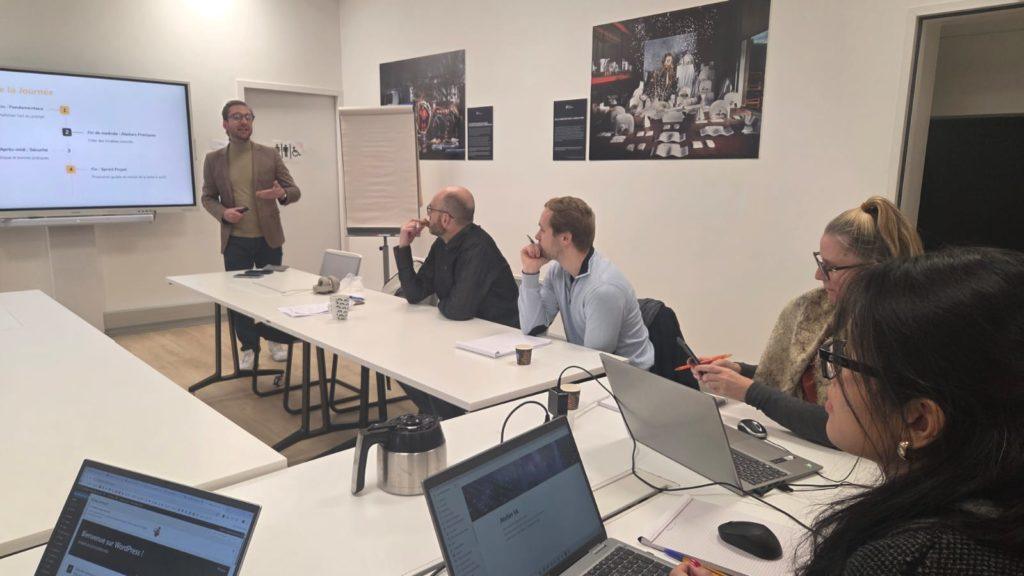 Intervenant et participants de l'atelier de formation sur l'IA générative au service de l'entrepreneur