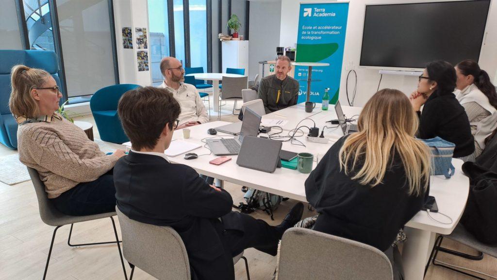 Intervenant et participants de l'atelier de formation sur la motivation et l'énergie