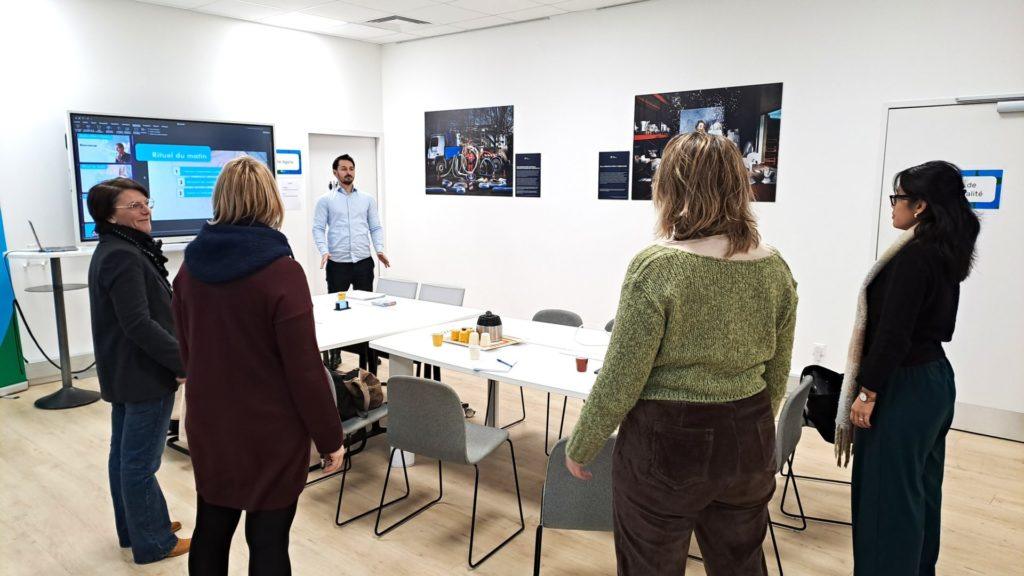 Geaoffrey Courcol animant l'atelier de préparation au pitch devant une partie du groupe d'entrepreneurs de l'incubateur HEA Baudimont