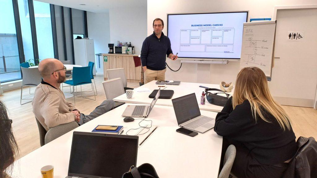 Laurent Durand animant l'atelier gestion & finance auprès des entrepreneurs de l'incubateur HEA Baudimont