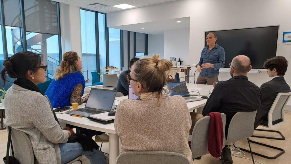Marc Truffy animant l'aterlier vendre dans un contexte omnicanal auprès des entrepreneurs de l'incubateur HEA Baudimont à Arras