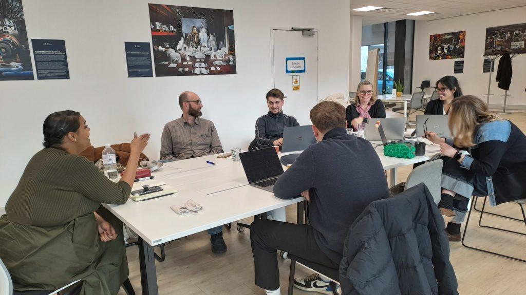 Stéphanie Ramsay animant l'atelier branding auprès des entrepreneurs de l'incubateur HEA Baudimont à Arras