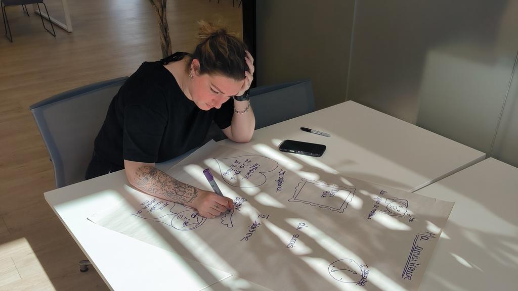 Notre entrepreneure incubée Camille travaillant sur son vision board lors de l'atelier de Geoffrey Courcol