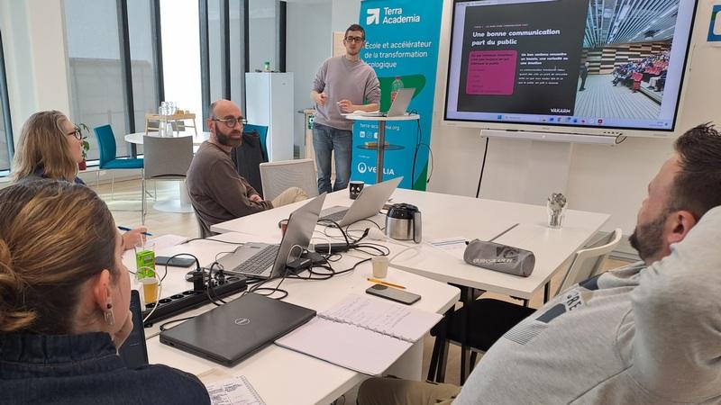 Edgar Guibbert animant l'atelier Facebook et Instagram à l'incubateur HEA Baudimont