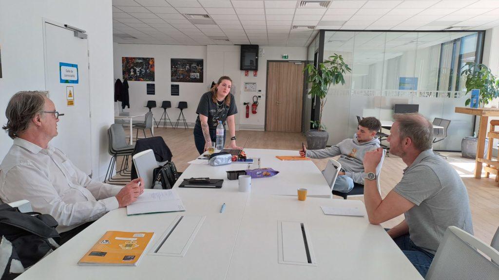 Intervenant et participants de l'atelier de formation sur la motivation et l'énergie