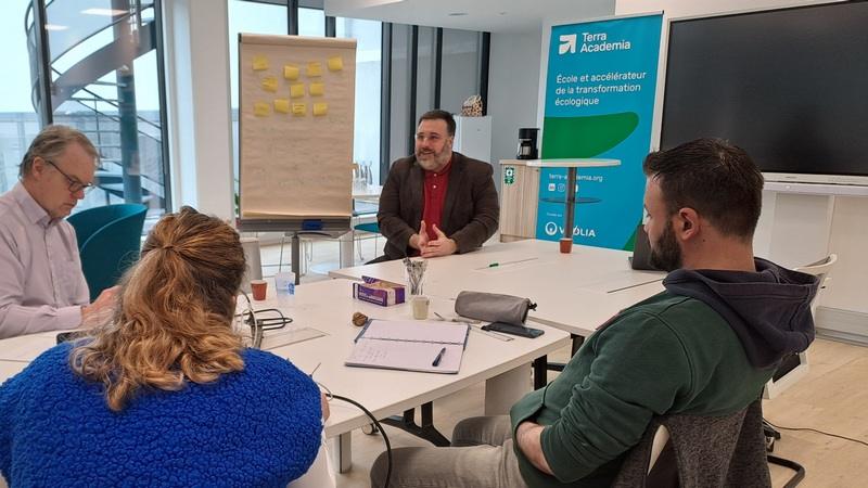 Les entrepreneurs intégrés à l'incubateur HEA Baudimont d'Arras suivent avec attention l'atelier de Jean-Charles François à propos du MVP