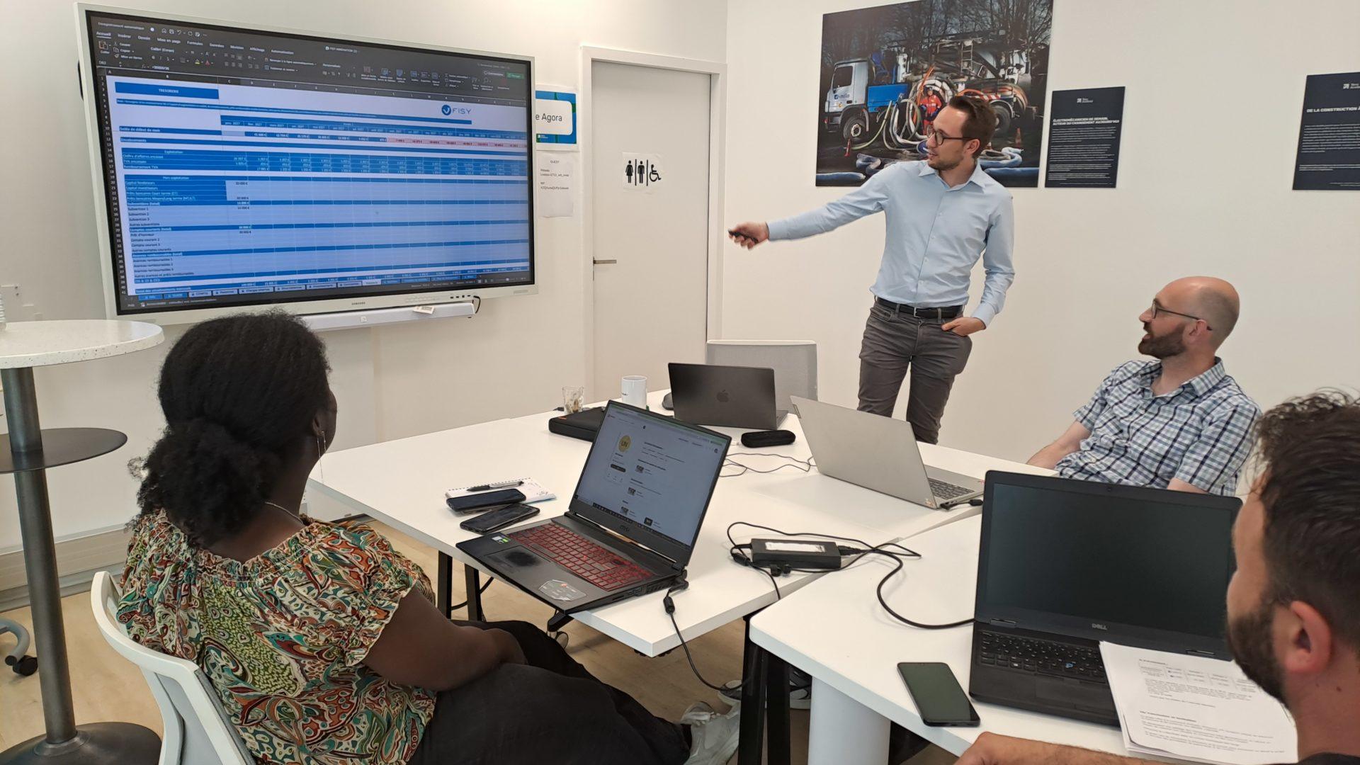 photo de l'atelier financement de projet entrepreneurial avec l'intervenant Justin Dammann et l'ensemble des entrepreneurs incubés présents