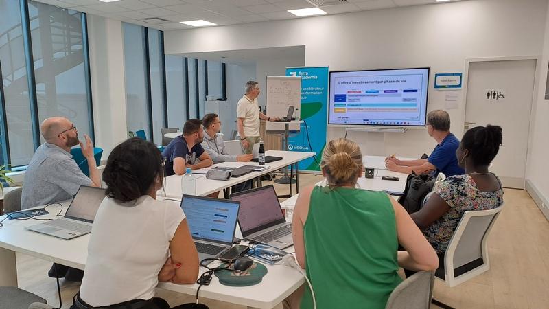 Présentation de Pas-de-Calais actif aux entrepreneurs de l'incubateur HEA Baudimont