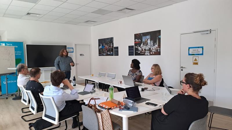 Nicolas Friscourt, avocat d'affaires, animant son atelier sur le droit dans la création d'entreprise devant les entrepreneurs de l'incubateur HEA Baudimont